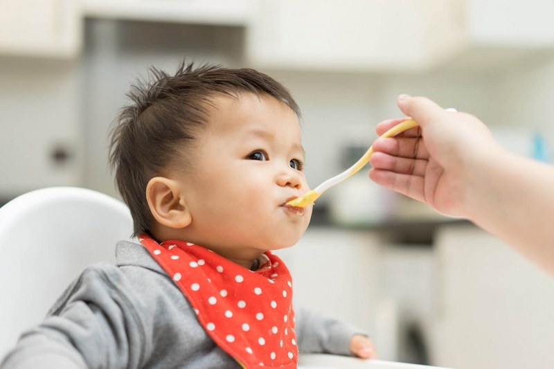 Nên bổ sung đủ dinh dưỡng cho trẻ để quá trình mọc răng thuận lợi hơn