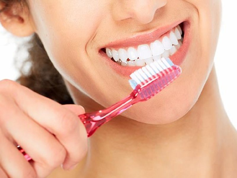 Dùng bàn chải đánh răng hàng ngày giúp bảo vệ sức khỏe răng miệng hiệu quả