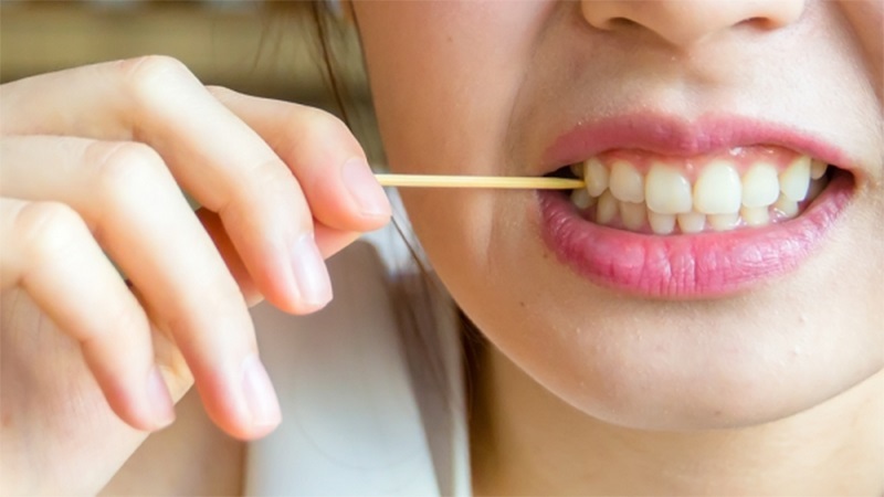 Thói quen xỉa răng bằng tăm khiến thức ăn dễ mắc lại, tạo điều kiện cho vi khuẩn phát triển