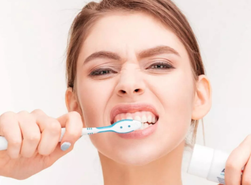 Vệ sinh sai cách là một trong những nguyên nhân hàng đầu khiến răng sứ bị kênh cộm