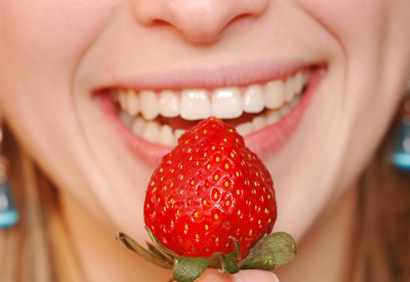 Theo các chuyên gia, sau khi bọc răng sứ, bạn có thể ăn uống bình thường