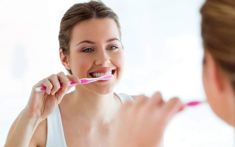 Lưu ý vệ sinh răng miệng đúng cách khi sử dụng dịch vụ