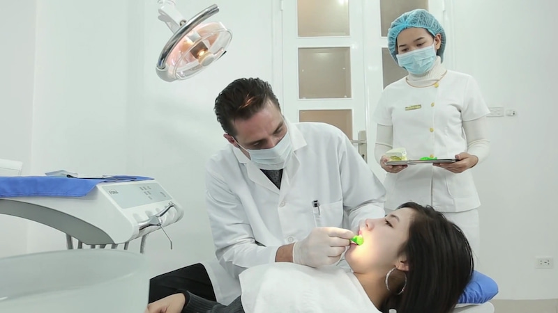 Quy trình cơ bản của dịch vụ bọc răng sứ cho răng cửa đều phải đảm bảo yêu cầu về vệ sinh