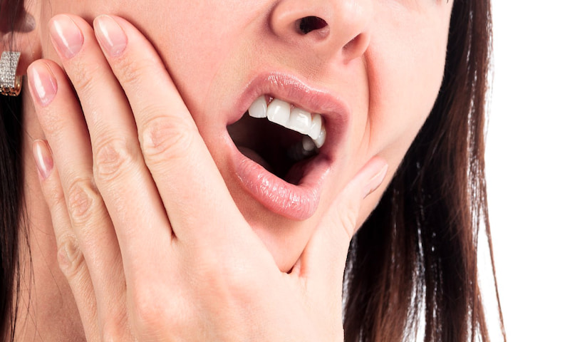 Trường hợp kích ứng răng có thể xảy ra nếu bọc răng sứ không đạt chuẩn