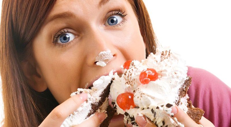 Ăn nhiều đồ ngọt và vệ sinh không đúng cách gây sâu răng hàm số 6.