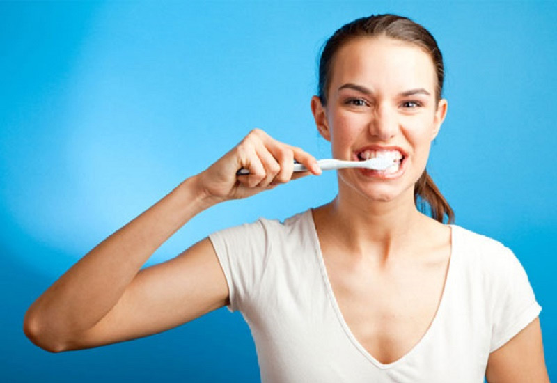 Khi điều trị chảy máu chân răng, cần vệ sinh răng miệng đúng cách