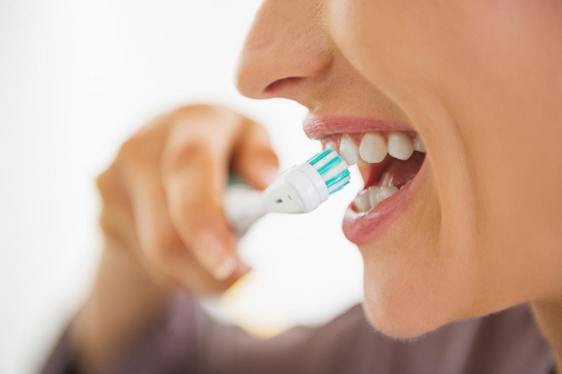 Tụt lợi có thể do bạn đánh răng sai cách khiến lợi bị mỏng và thấp dần