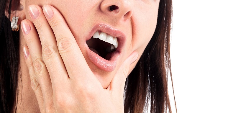Ê buốt răng là một trong những dấu hiệu điển hình