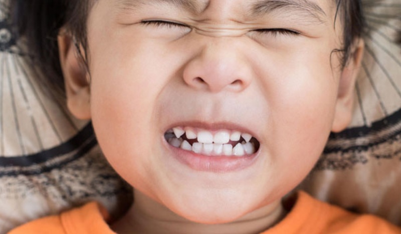 Nghiến răng khi ngủ là một trong những nguyên nhân khiến men răng mòn