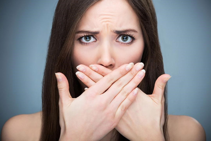 Sâu khe răng khiến người bệnh tự ti khi giao tiếp