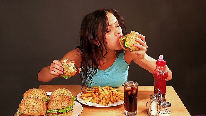 Thói quen ăn uống thiếu lành mạnh khiến răng miệng dễ gặp bệnh lý