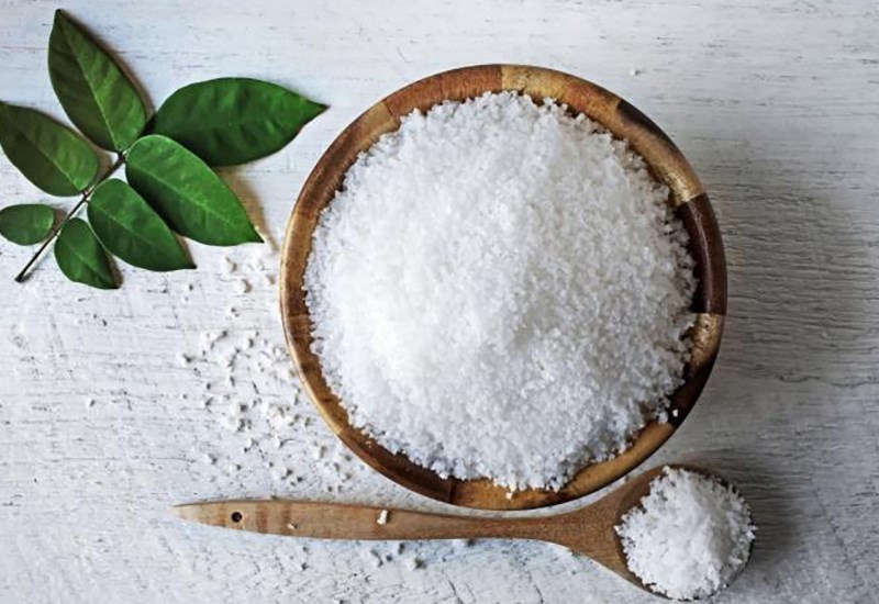 Muối tinh là một trong những nguyên liệu giúp tẩy trắng răng tại nhà hiệu quả