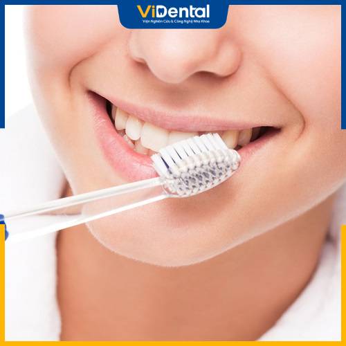 Vệ sinh răng miệng đúng cách để bảo vệ và tăng tuổi thọ cho răng sau trồng Implant