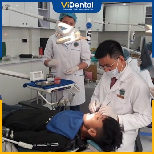 Bác sĩ Trịnh Đình Hải từng có hàng chục năm kinh nghiệm trong khám chữa bệnh lý răng miệng