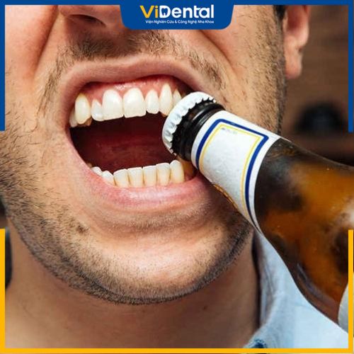 Mở nắp chai bằng răng có thể làm vỡ răng